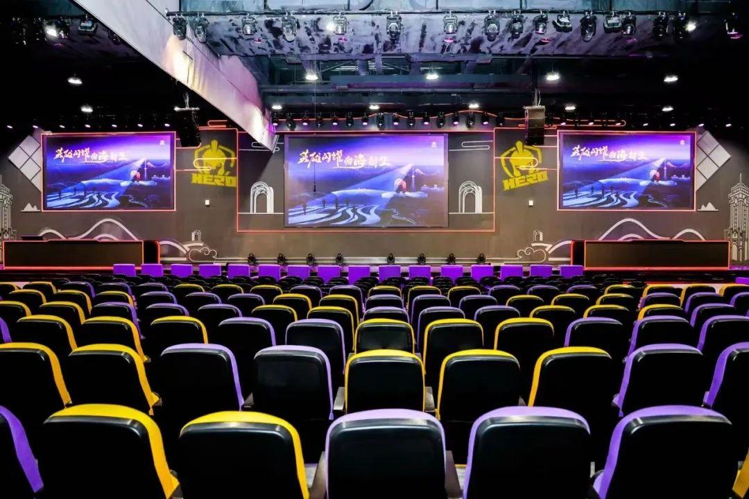 而詹姆斯与 而詹姆斯与