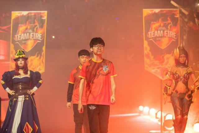 中展现了他 中展现了他